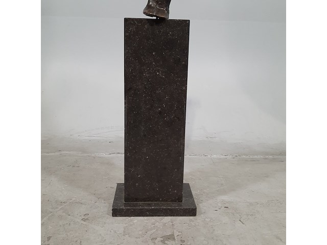 Bronzen beeld op stenen sokkel, n. knoop, 2008 - afbeelding 4 van  7