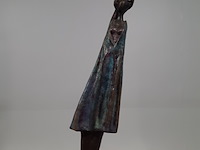 Bronzen beeld op stenen sokkel, n. knoop, 2008 - afbeelding 5 van  7