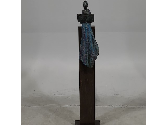Bronzen beeld op stenen sokkel, n. knoop, vrouw met boek, 2008 - afbeelding 1 van  7