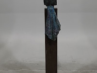 Bronzen beeld op stenen sokkel, n. knoop, vrouw met boek, 2008 - afbeelding 1 van  7