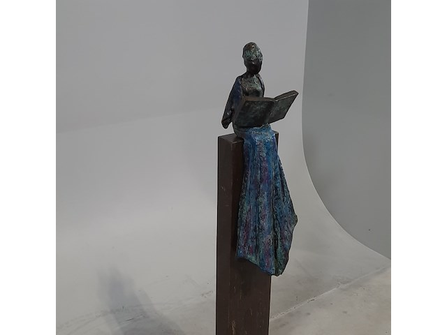 Bronzen beeld op stenen sokkel, n. knoop, vrouw met boek, 2008 - afbeelding 2 van  7