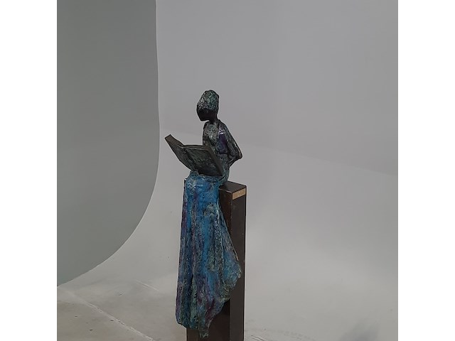 Bronzen beeld op stenen sokkel, n. knoop, vrouw met boek, 2008 - afbeelding 3 van  7
