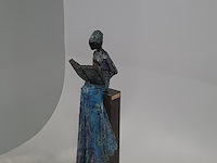 Bronzen beeld op stenen sokkel, n. knoop, vrouw met boek, 2008 - afbeelding 3 van  7