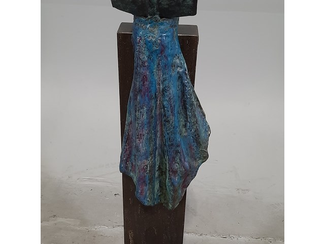 Bronzen beeld op stenen sokkel, n. knoop, vrouw met boek, 2008 - afbeelding 6 van  7