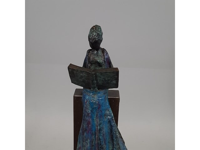 Bronzen beeld op stenen sokkel, n. knoop, vrouw met boek, 2008 - afbeelding 7 van  7