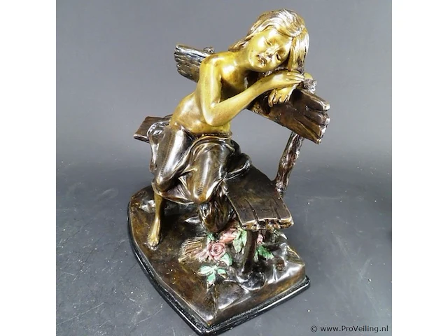 Bronzen beeld vrouw op bank - afbeelding 3 van  5
