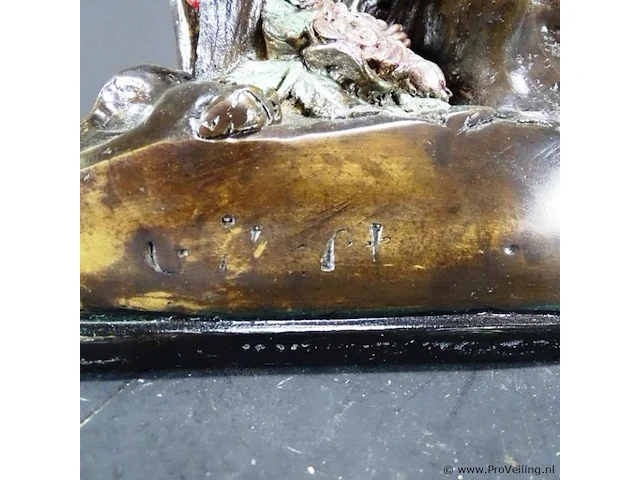 Bronzen beeld vrouw op bank - afbeelding 5 van  5