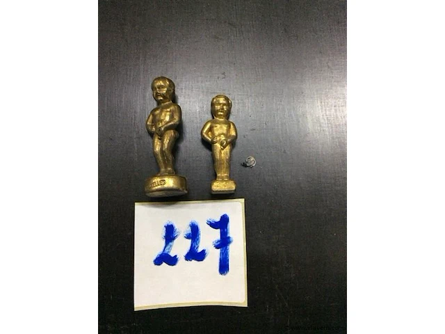 Bronzen beeldjes manneke pis 2stuks - afbeelding 1 van  2