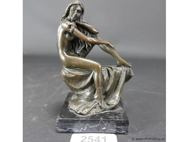 Bronzen dame op rots. op marmeren basement - afbeelding 1 van  5