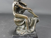 Bronzen dame op rots. op marmeren basement - afbeelding 1 van  5