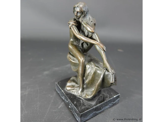 Bronzen dame op rots. op marmeren basement - afbeelding 2 van  5