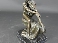 Bronzen dame op rots. op marmeren basement - afbeelding 2 van  5