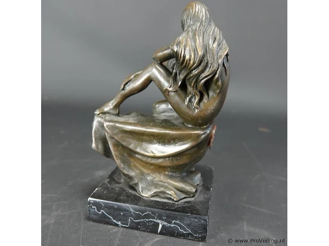 Bronzen dame op rots. op marmeren basement - afbeelding 3 van  5