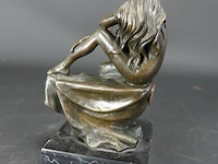Bronzen dame op rots. op marmeren basement - afbeelding 3 van  5