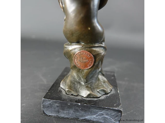 Bronzen dame op rots. op marmeren basement - afbeelding 4 van  5