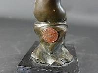 Bronzen dame op rots. op marmeren basement - afbeelding 4 van  5