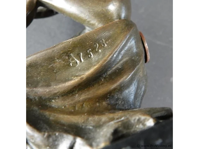 Bronzen dame op rots. op marmeren basement - afbeelding 5 van  5
