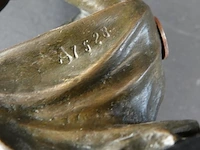Bronzen dame op rots. op marmeren basement - afbeelding 5 van  5