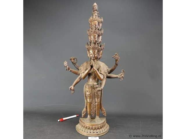 Bronzen elfkoppige avalokiteshvara botissattva tibettaans boeddhistische godheid - afbeelding 1 van  5