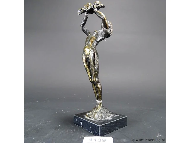 Bronzen moeder met kind op marmeren basement - afbeelding 1 van  5
