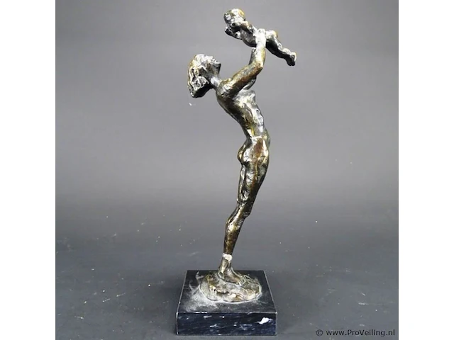 Bronzen moeder met kind op marmeren basement - afbeelding 2 van  5