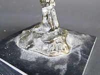 Bronzen moeder met kind op marmeren basement - afbeelding 4 van  5