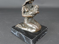 Bronzen moeder met kind op marmeren basement