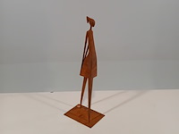 Bronzen sculptuur, jean van der pol, wandelend meisje - afbeelding 1 van  7