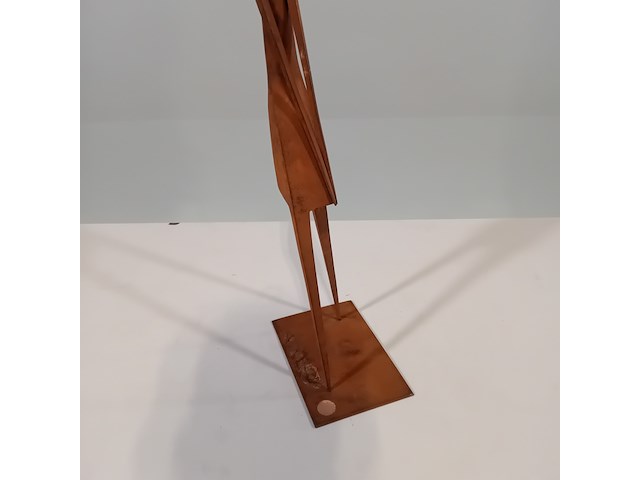 Bronzen sculptuur, jean van der pol, wandelend meisje - afbeelding 5 van  7