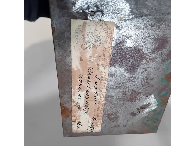 Bronzen sculptuur, jean van der pol, wandelend meisje - afbeelding 7 van  7