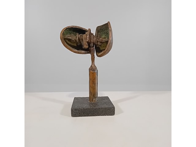 Bronzen sculptuur, r. van der gugten, bescherming - afbeelding 1 van  7