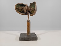 Bronzen sculptuur, r. van der gugten, bescherming - afbeelding 1 van  7