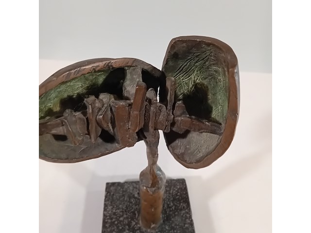 Bronzen sculptuur, r. van der gugten, bescherming - afbeelding 5 van  7