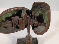 Bronzen sculptuur, r. van der gugten, bescherming - afbeelding 5 van  7
