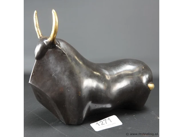 Bronzen stier met vergoude hoorns - afbeelding 1 van  5