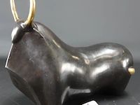 Bronzen stier met vergoude hoorns - afbeelding 1 van  5