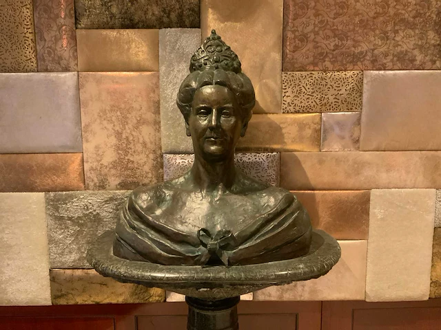 Bronzen wilhelmina buste op sokkel - afbeelding 3 van  10