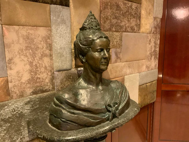 Bronzen wilhelmina buste op sokkel - afbeelding 7 van  10