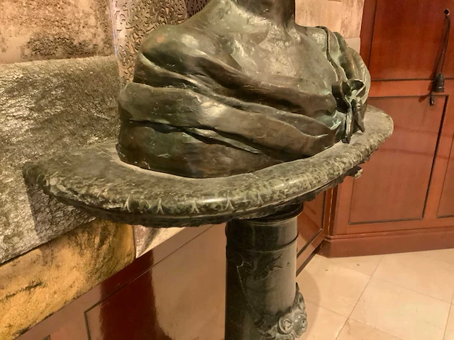 Bronzen wilhelmina buste op sokkel - afbeelding 8 van  10