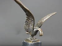 Bronzen zwaan op marmeren basement - afbeelding 4 van  5