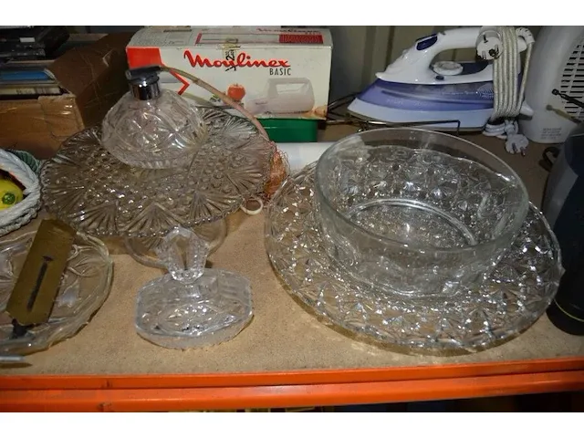 Brooddoos, taarschotel, elektrisch mes moulinex, handmixer primo, stoomstrijkijzer philips, radio philips, ca. 50 cd's, doos met bestek en keuken benodigdheden, elektrische verwarming - afbeelding 3 van  12