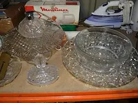Brooddoos, taarschotel, elektrisch mes moulinex, handmixer primo, stoomstrijkijzer philips, radio philips, ca. 50 cd's, doos met bestek en keuken benodigdheden, elektrische verwarming - afbeelding 3 van  12