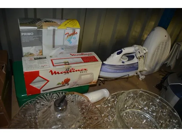 Brooddoos, taarschotel, elektrisch mes moulinex, handmixer primo, stoomstrijkijzer philips, radio philips, ca. 50 cd's, doos met bestek en keuken benodigdheden, elektrische verwarming - afbeelding 4 van  12