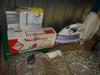 Brooddoos, taarschotel, elektrisch mes moulinex, handmixer primo, stoomstrijkijzer philips, radio philips, ca. 50 cd's, doos met bestek en keuken benodigdheden, elektrische verwarming - afbeelding 4 van  12
