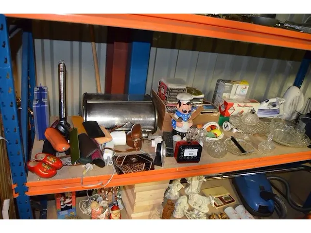 Brooddoos, taarschotel, elektrisch mes moulinex, handmixer primo, stoomstrijkijzer philips, radio philips, ca. 50 cd's, doos met bestek en keuken benodigdheden, elektrische verwarming - afbeelding 1 van  12
