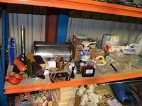 Brooddoos, taarschotel, elektrisch mes moulinex, handmixer primo, stoomstrijkijzer philips, radio philips, ca. 50 cd's, doos met bestek en keuken benodigdheden, elektrische verwarming - afbeelding 1 van  12