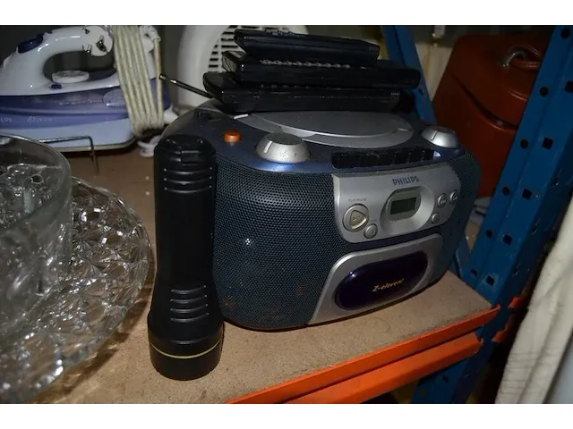 Brooddoos, taarschotel, elektrisch mes moulinex, handmixer primo, stoomstrijkijzer philips, radio philips, ca. 50 cd's, doos met bestek en keuken benodigdheden, elektrische verwarming - afbeelding 5 van  12