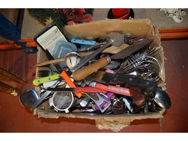Brooddoos, taarschotel, elektrisch mes moulinex, handmixer primo, stoomstrijkijzer philips, radio philips, ca. 50 cd's, doos met bestek en keuken benodigdheden, elektrische verwarming - afbeelding 7 van  12
