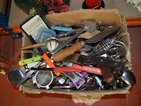 Brooddoos, taarschotel, elektrisch mes moulinex, handmixer primo, stoomstrijkijzer philips, radio philips, ca. 50 cd's, doos met bestek en keuken benodigdheden, elektrische verwarming - afbeelding 7 van  12