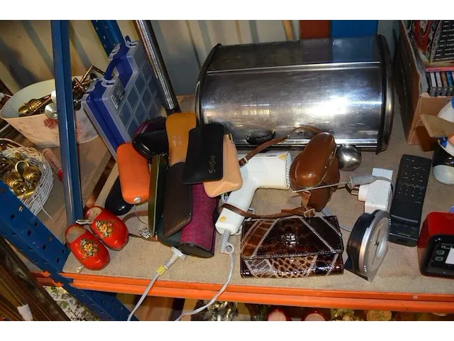 Brooddoos, taarschotel, elektrisch mes moulinex, handmixer primo, stoomstrijkijzer philips, radio philips, ca. 50 cd's, doos met bestek en keuken benodigdheden, elektrische verwarming - afbeelding 9 van  12